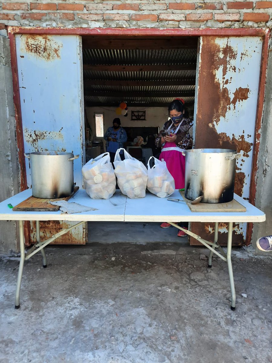 BasesJunin's tweet photo. Día del Respeto a la #DiversidaCultural
Hoy junto a compañeros y compañeras de La Campora Junín cocinamos en la Sociedad de Fomento de Campo La Cruz para la Comunidad de Pueblos Originarios que viven ahí
Quisimos colaborar luego de la siembra y plantación que realizan cada 12/10 https://t.co/9y9x3p70wT