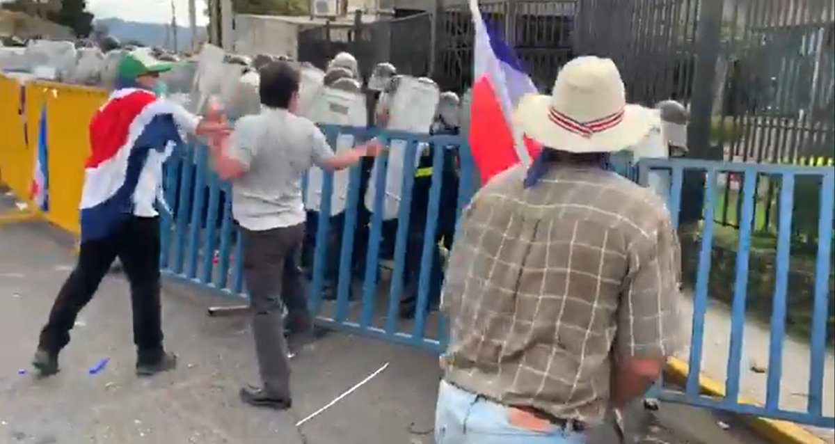 Agarrar la bandera de Costa Rica y golpear a la Fuerza Pública.
Para ser un inepto asocial no se necesita ir a la universidad. Lo hemos visto todo. https://t.co/V8u1ZJVTfE