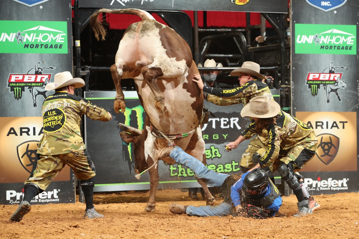 Incredible to see how precise @jb_bullfighter is with this knife in these situations when he has to cut a rope. We're talking about being right under this bull's feet and there's no hesitation. I don't think these guys get paid enough! 

Photos by <a href="/BullStockMedia/">Bull Stock Media</a> via <a href="/InsidePBRPR/">PBR PR</a>