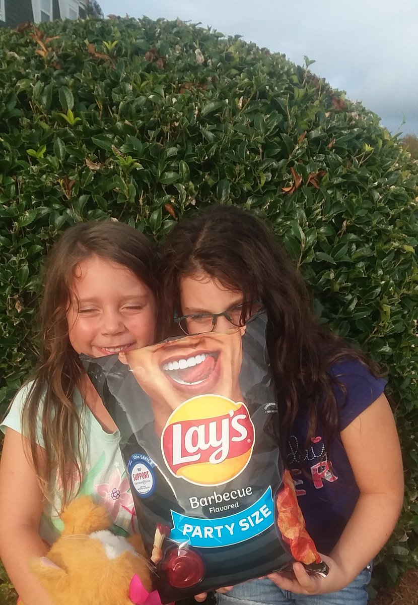 sant_ci's tweet photo. That is how we smile with lays chips supporting a good cause @OSStudPro @operationsmile @lays #smilewithlays https://t.co/QkIDscxTLR