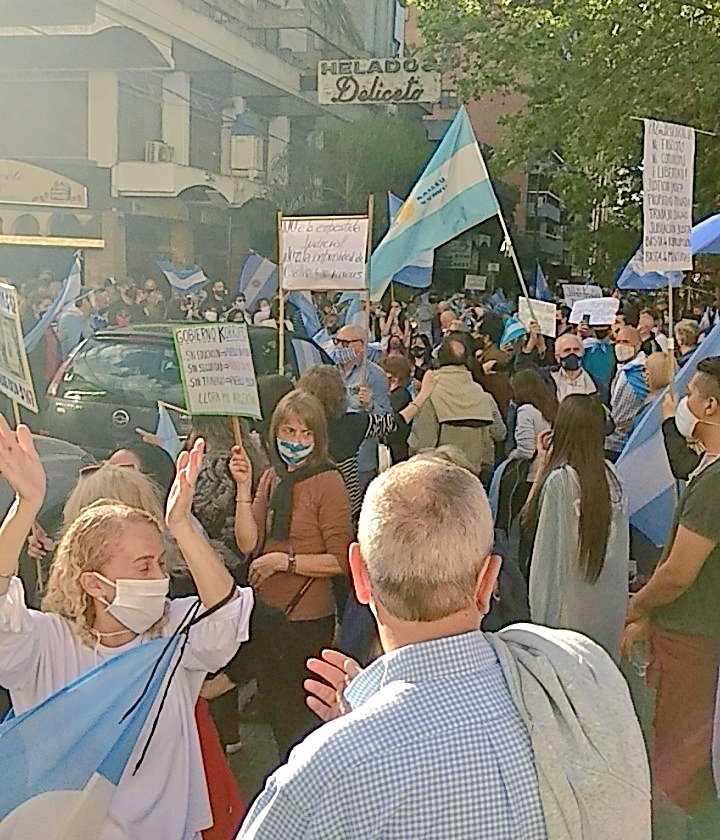 EspacioCarrioQ's tweet photo. Nuevamente, los ciudadanos de Quilmes salieron a las calles para hacer por su reclamo por justicia, libertad e instituciones fuertes. En paz y sin violencia👏

#12O #BanderazoPorlaRepublica #12Otodosalascalles #QuilmesPresente #12deOctubretodosalacalle #12Octubre #120SomosLibres https://t.co/UbMopzqBAn