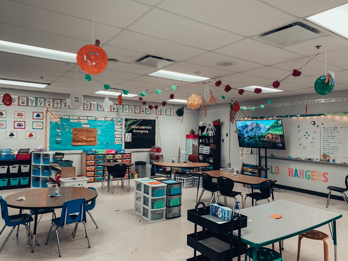 AMcCubbinTeach's tweet photo. Our entry event for our Gift Project today was a blast! And a special thanks to @JHillFH for helping make this come to life today! Stay tuned...@MsJaggers_K @meg_will30 @MsAlex_K @filly327 https://t.co/9LfPRqF6yR