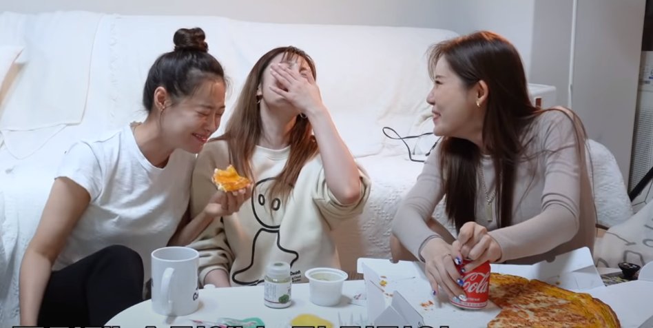scrtarchive's tweet photo. so good to see them together celebrating this very special day 💞 #11YearsWithSecret https://t.co/S9krku7h8c