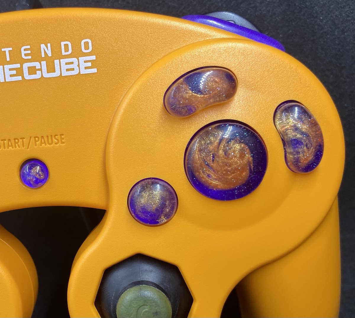 thebuttonbender's tweet image. 🍁🍂CONTROLLER GIVEAWAY!🍂🍁
Full Orange Spice build with my Halloween Nebula buttons, Black Triggers and Sticks by @riennezelda!!

To Enter:
- Retweet This post.
- Like This post.
- MUST be Following.
@thebuttonbender

Winner chosen on 10/31 @ 7pm EST! 

Good luck and TY!🧡