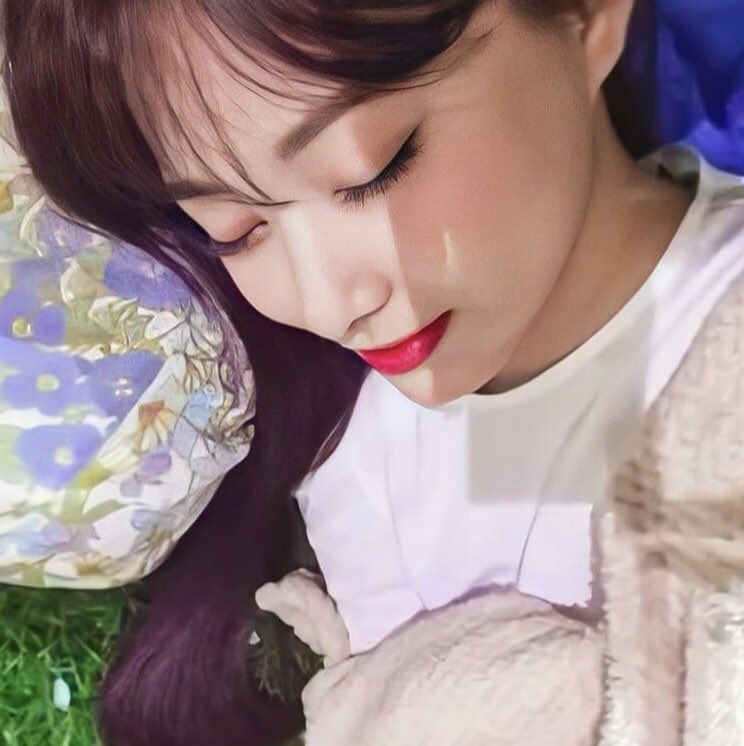 xx_run24's tweet photo. 寝顔まで可愛いんか？？お顔のレベルが最上級のツウィちゃんには半目で口開けてよだれ垂らすくらいしてもらわなきゃ世界の釣り合いとれないんだけどなぁ😅💦‼️ https://t.co/lURg5YjOmL