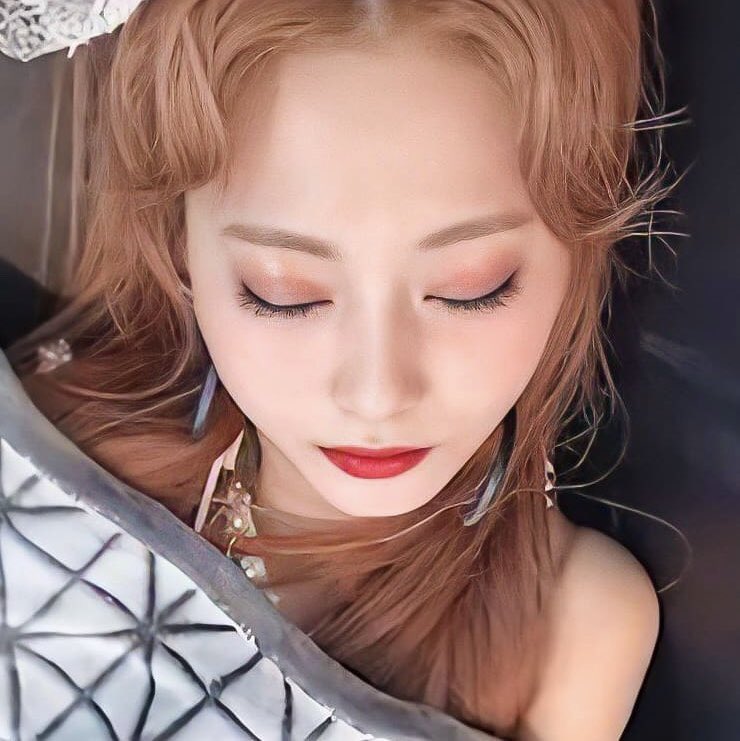 xx_run24's tweet photo. 寝顔まで可愛いんか？？お顔のレベルが最上級のツウィちゃんには半目で口開けてよだれ垂らすくらいしてもらわなきゃ世界の釣り合いとれないんだけどなぁ😅💦‼️ https://t.co/lURg5YjOmL