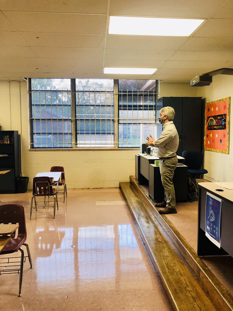 MCTwhippets's tweet photo. A Marvelous Monday welcoming back our 7th grade Whippets here at MCTS 💙📚 https://t.co/tyM9mGeRjX