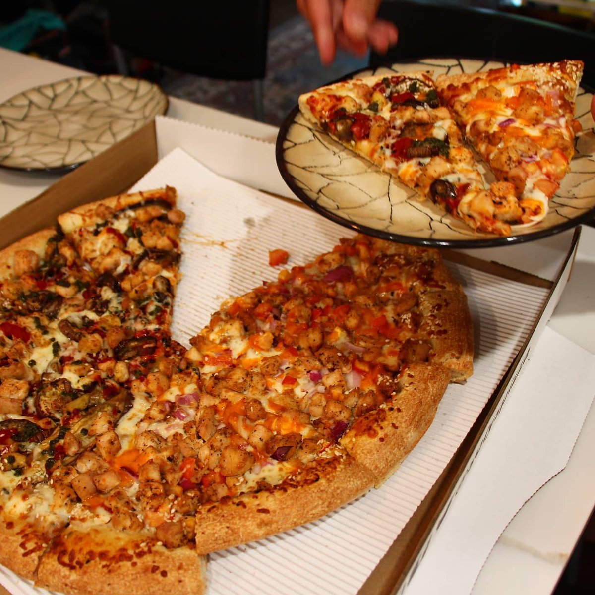 solyspizza's tweet photo. Happy Thanksgiving from our family to yours. We hope your Thanksgiving is as delicious and homey as these pizzas 😋🍁🍂
#happythanksgivng #thanksgiving #canada #solyspizza #family #thankfulforfamily  #❤️ #vancouverthanksgiving #thanksgivingpizza #pizzafordinner #vancouver https://t.co/wojgaPDr5o