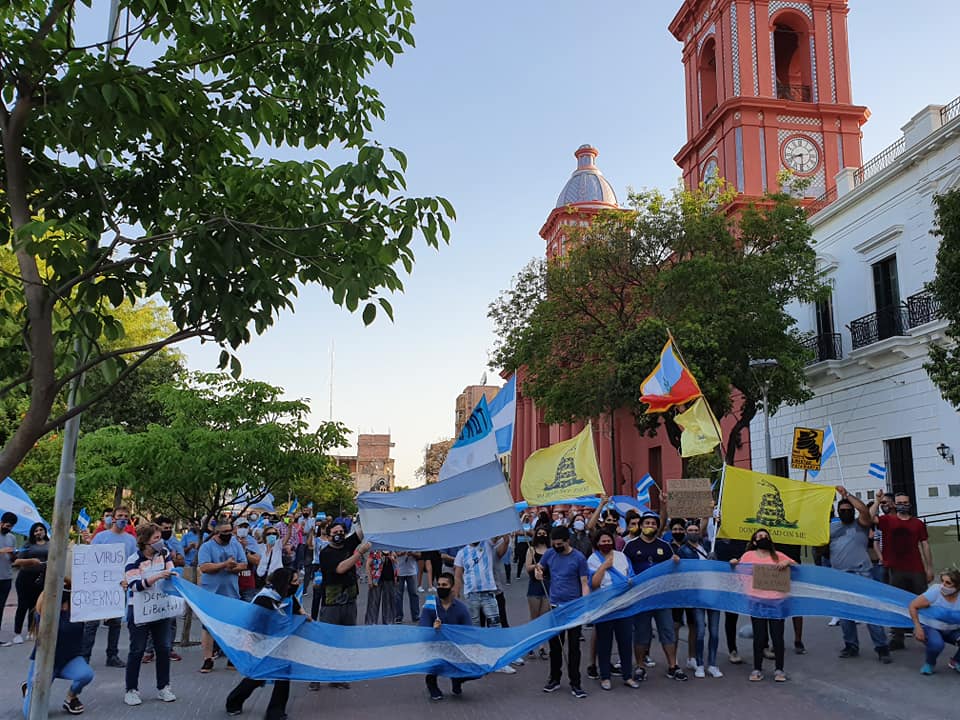 En Catamarca, alrededor de 200 personas se hicieron eco de esta marcha en la plaza 25 de mayo, algunos carteles tienen como mensaje: "Basta de cuarentena, queremos trabajar".El banderazo se realizó en todo el país.