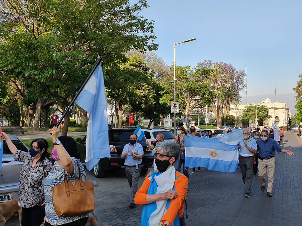 En Catamarca, alrededor de 200 personas se hicieron eco de esta marcha en la plaza 25 de mayo, algunos carteles tienen como mensaje: "Basta de cuarentena, queremos trabajar".El banderazo se realizó en todo el país.