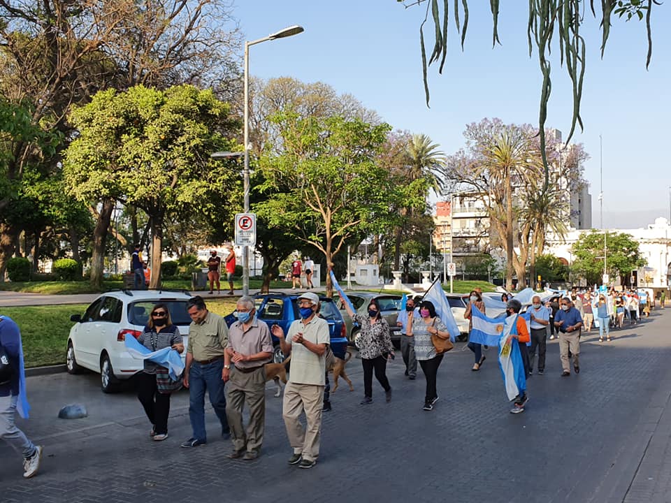 En Catamarca, alrededor de 200 personas se hicieron eco de esta marcha en la plaza 25 de mayo, algunos carteles tienen como mensaje: "Basta de cuarentena, queremos trabajar".El banderazo se realizó en todo el país.