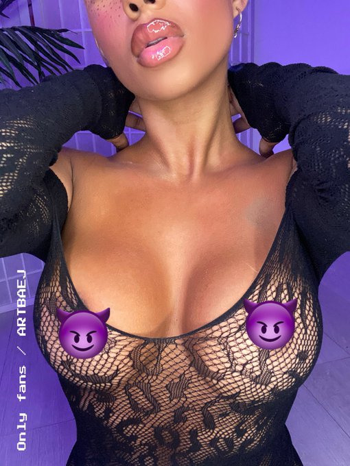 It&rsquo;s the lips for me https://t.co/bhFo1DTgtM