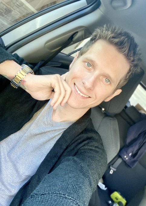 Excuse the impact drill and shirt in the back. Just found my cardigan that i thought i lost🖤 https://t