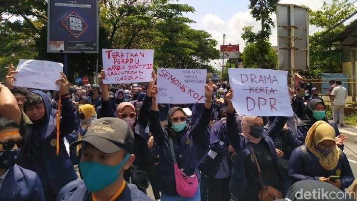 detikcom's tweet photo. #Foto Mahasiswa dari beberapa perguruan tinggi di Kota Magelang, Jateng, gelar demo menolak Omnibus Law UU Cipker. Mereka menggeruduk gedung DPRD Kota Magelang. Begini potretnya:

Foto: Eko Susanto/detikcom https://t.co/qCf9Cr3QsO