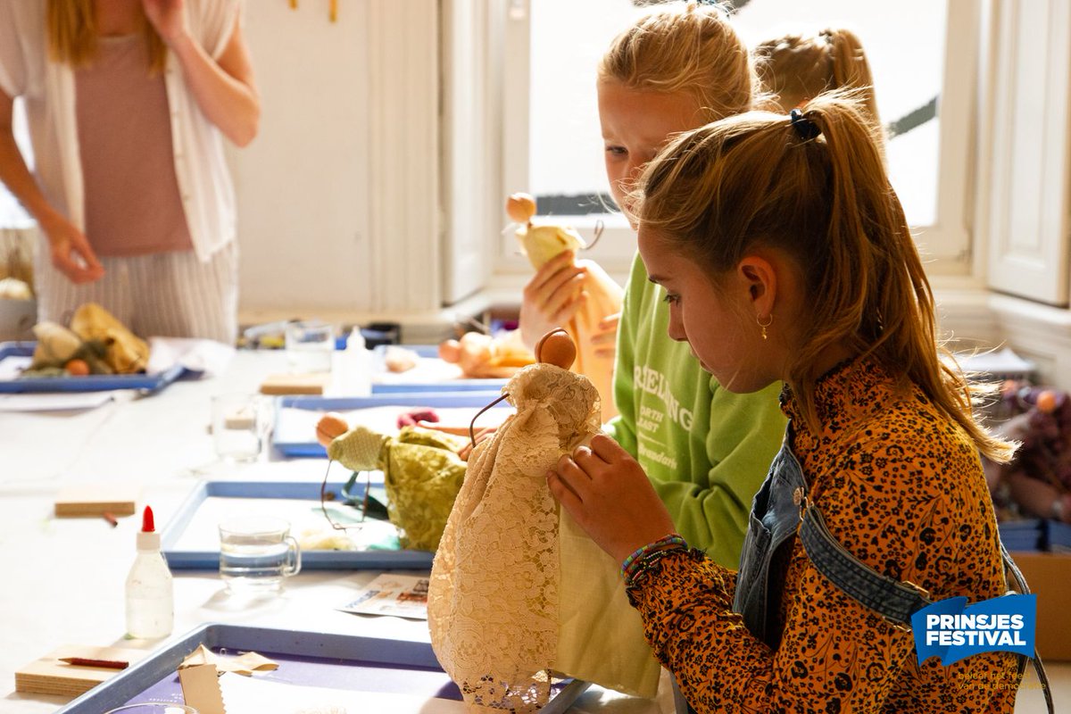 HaagsKinderAtel's tweet photo. Mooi moment van afgelopen maand 💍 👑 Workshop hofmode tijdens #Prinsjesfestival in Atelier Van Speijk! 

#kinderworkshop
#kinderactiviteiten
#prinsjesdag 
#prinsjesdag2020 https://t.co/CXMQK9fxHI