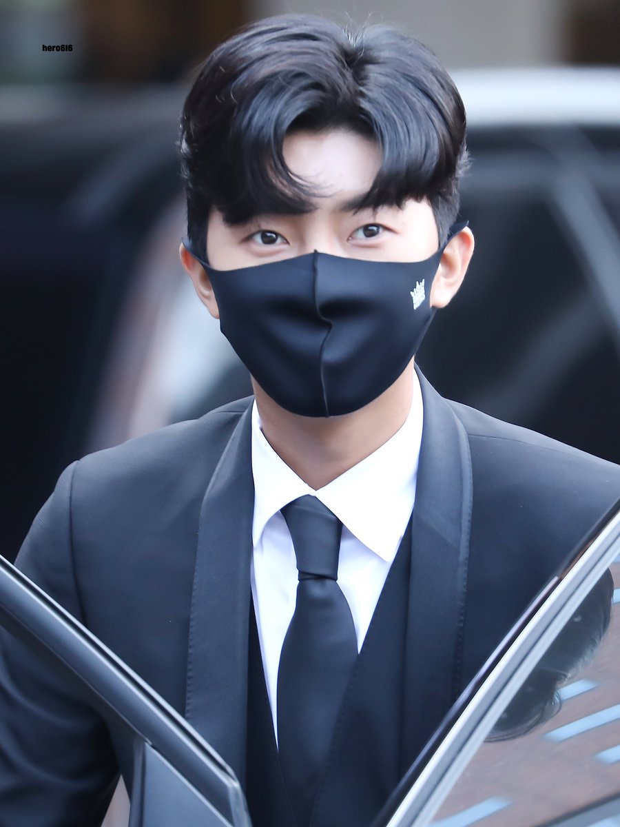 201012 브랜드 대상 퇴근길

완댜님이야 모야?🐿

#임영웅