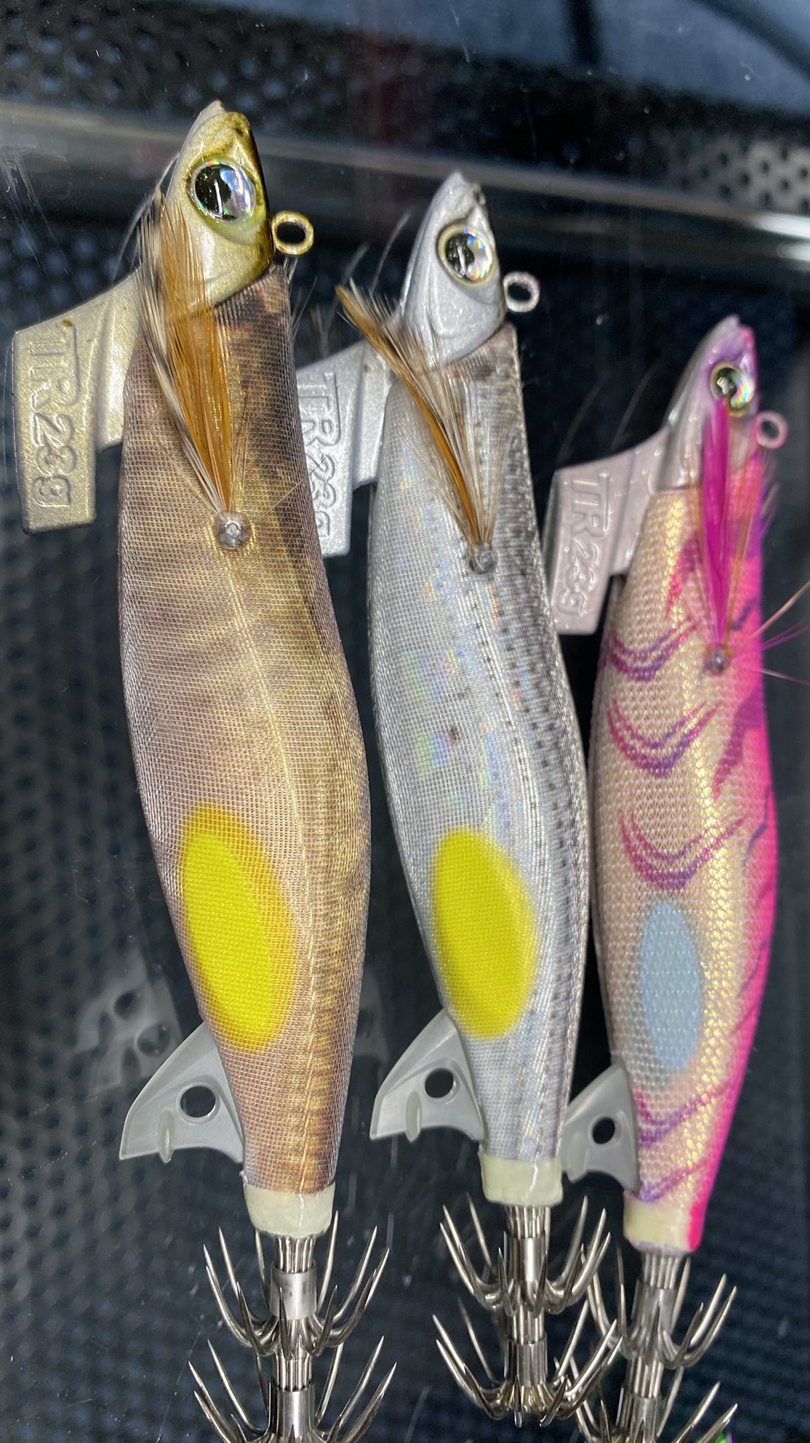 ヒデリーヌ ネク釣り エギング初心者の疑問 箱から開けたら重さがわからなくなる 大きさはなんとなく分かるんですが 2gとかの 重さは分からないですし 皆さんはどうやって認識してるのでしょう 色などで覚えているのかな ヤマシタのエギは親切に