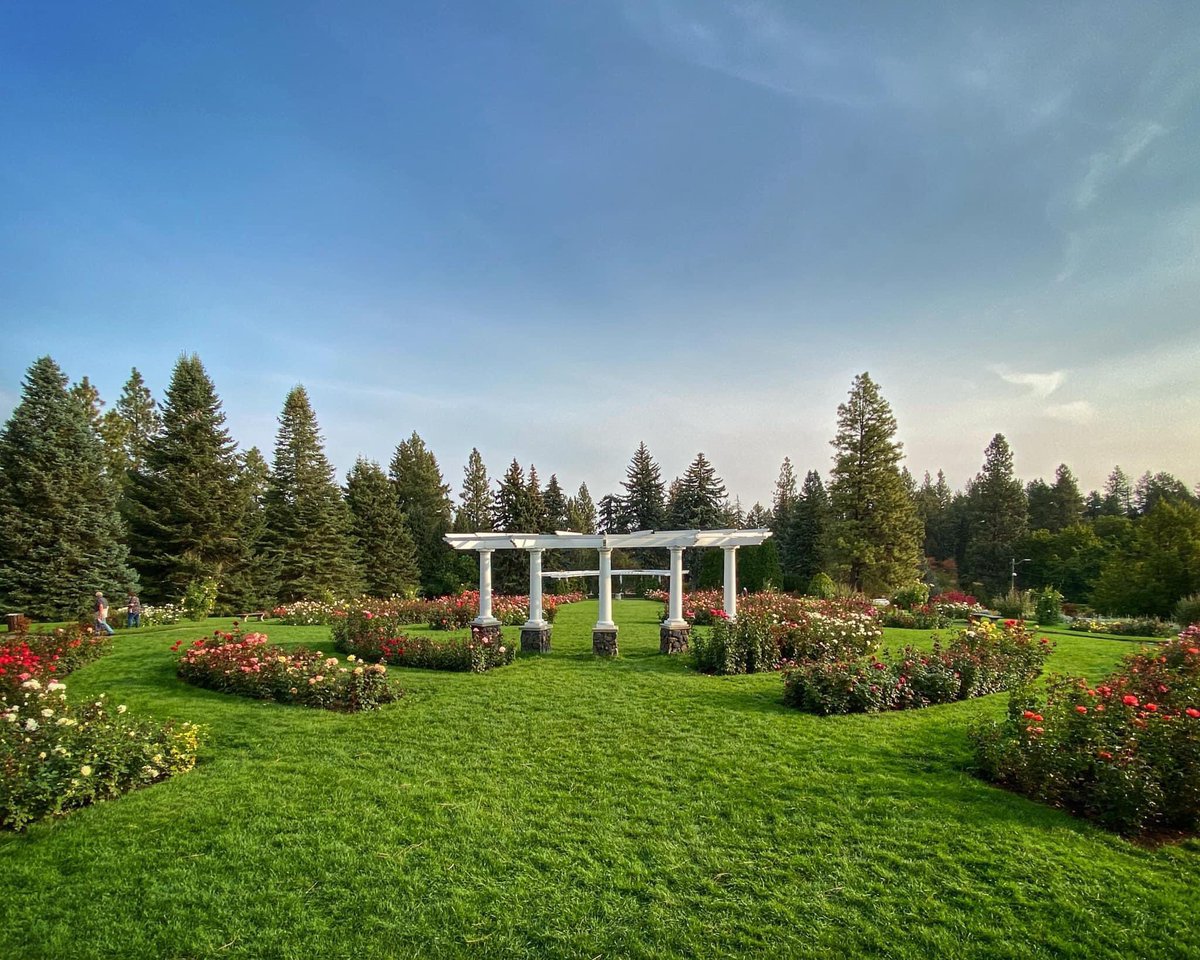 With overnight frost on the horizon, this is likely your last week to see Rose Hill in all its blooming beauty. Don’t say we didn’t tell you! 🌹
#Spokane #ManitoPark