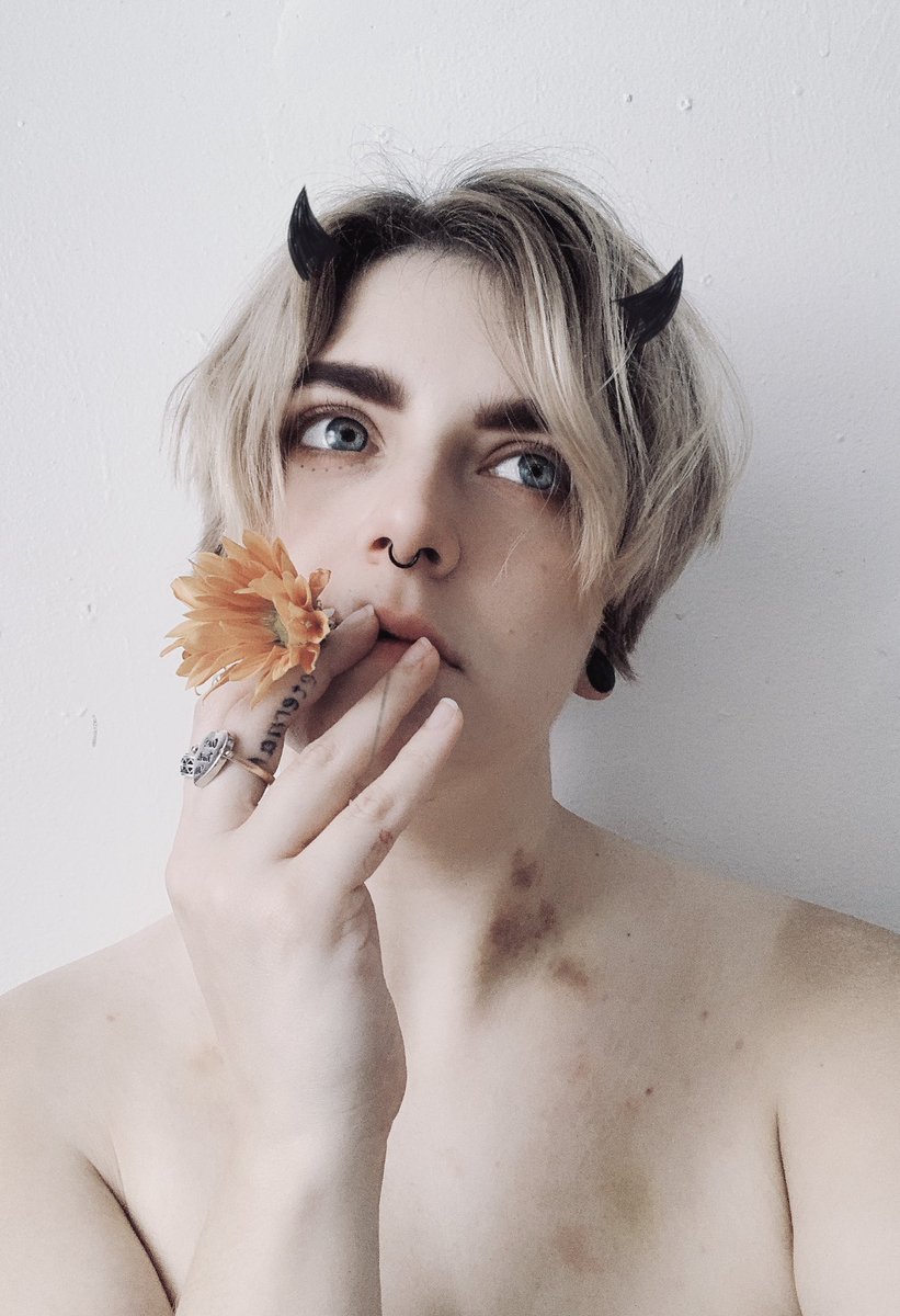 incubye's tweet photo. 🌟call me L (as in Lion)
🖤28
🌟Trans Man
🖤Top/Dom
🌟Pansexual/Panromantic
🖤Leo
🌟 https://t.co/sSQgSi8FHZ
🖤lets bond over our kinks~!
❌18+ ONLY! Minors will be blocked❌
~~~~ https://t.co/aNaa7KXGpT