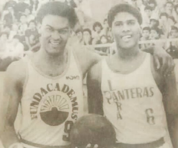 Basket_Ven's tweet photo. Vía cachebongo41
El profesor Gustavo Maza @MazaGil9  y Armando Becker  #cachebongo41 #ligaespecial #lpb #retro #baloncesto #deporte #fiba #venezuela #usa #panama #baloncesto #deporte https://t.co/kdk3o4EKFr
