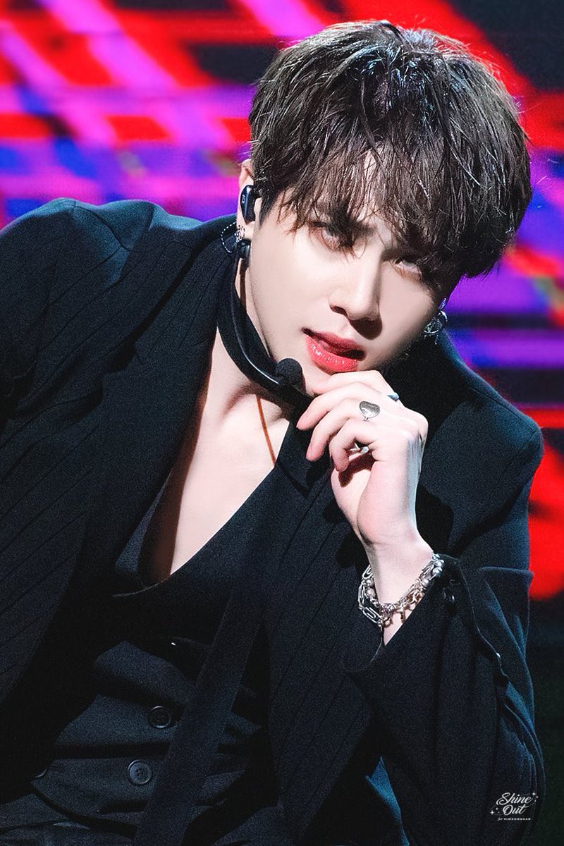 まくら キムドンハンの三白眼は本当に美しい し多分本人もそれを自覚してパフォーマンスに活かしてるから最高