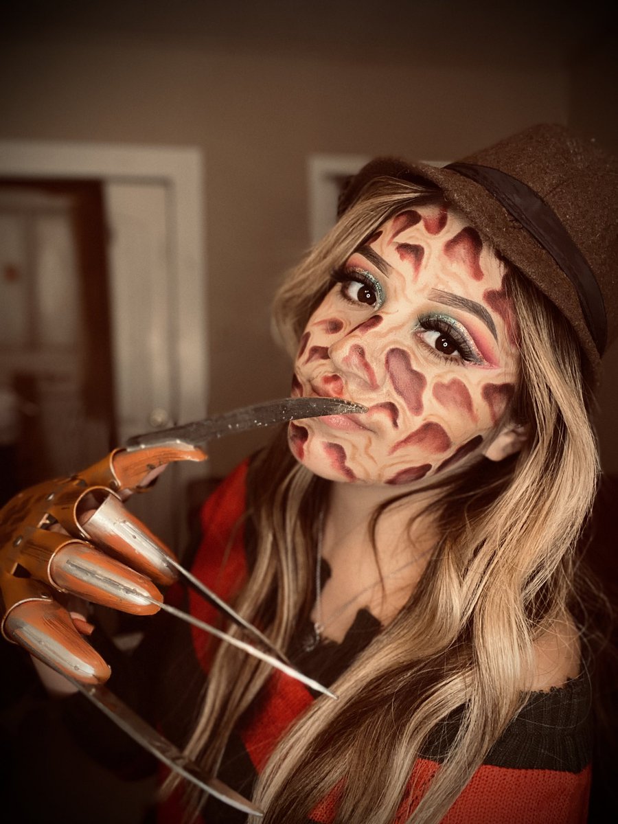Skyherrera1's tweet photo. 1,2 Freddy’s coming for you 
3,4 better lock the door 
5,6 grab your crucifix 
7,8 gonna stay up late 
9,10 never sleep again 🔪 🔪🔪 https://t.co/htayP2fc2f
