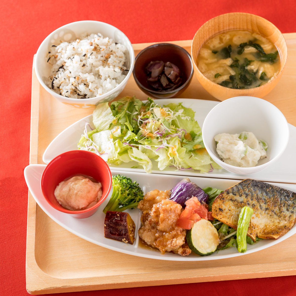 obondegohan's tweet photo. 【鶏の唐揚げトマト油淋鶏ソース&amp;鯖のスパイスカレー焼き定食】

トマトと黒酢を加えたさっぱり甘酸っぱい油淋鶏ソースをかけた鶏の唐揚げと、スパイシーなカレーソースを絡ませ焼き上げた鯖を同時に楽しめます💕

10月13日までの期間限定ランチメニューです😊

#おぼんdeごはん
#定食 https://t.co/fN8mCB35fS