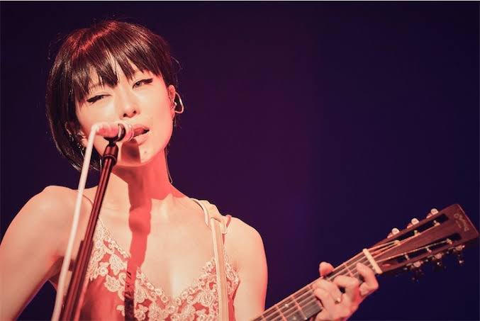 ちくわ 椎名林檎さんの肩の骨に憧れてガリガリに痩せてみたり肩マッサージしたり色々したけど出なかった そうか 彼女は骨格ナチュラルだからなのか T Co 0ia4lbxhho Twitter