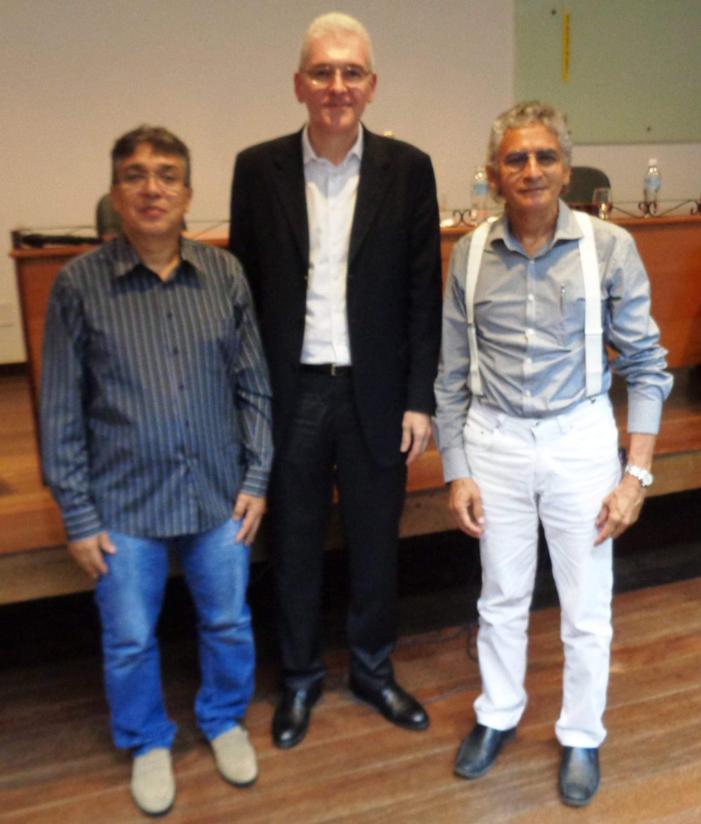 DurbensMN's tweet photo. Aula Magna de turma do Mestrado de Gestão Pública ministrada pelo prof. Dr. Emmanuel Tourinho, em 10.12.2015 no auditório prof. Dr. Armando Dias Mendes do NAEA.  @eztourinho #nomeiatourinho #MecnomeiaTourinho #Tourinho #Casacivilnomeiatourinho https://t.co/NjbsRLhsRk
