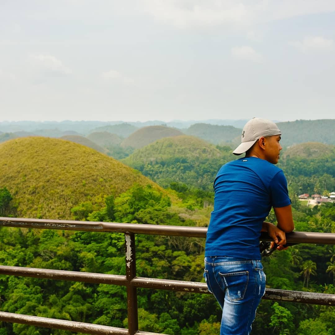 adventure_work's tweet photo. View from the books become reality. First stop, chocolate hill for the viewing deck.
.
Abot kamay kana, pero talagang imposible.
.
#discoverphilippines #explorephilippines #pinoyexplorer #pinoytraveler #philippinetourism #philippines🇵🇭 #WorkAndAdventure #exploreph https://t.co/GxBxtIcON6