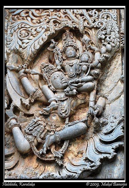  #ThreadGARUDA: SHRI VISHNU’s VAHANAGaruda, described as Khagesvara, the king of birds is the vahana of Shri Vishnu and worshipped for being a protector of dharma. In Garuda Panchasat, Vedanta Desika says that the Gayatri mantra constitutes Garuda’s eyes. @RatanSharda55