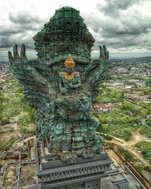 In Southeast Asian culture, Garuda is often invoked as a protector. In Thailand, Garuda is not just Vishnu’s mount, but also as protector of various sites. He is frequently depicted on amulets and charms meant to ward off snakes and snake bites. @desi_thug1  @hindupride202