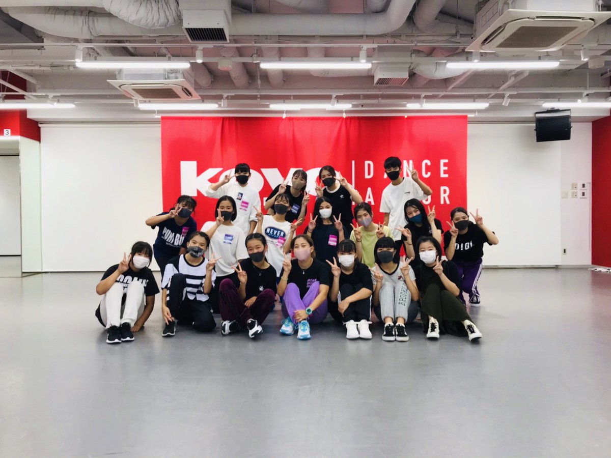 kobe_ksm's tweet photo. TWICEのMOMOさんの実姉であり、本校で講師をしてくださっているhana先生によるダンスワークショップを行いました😳⭐️
みなさんお越しいただきありがとうございました😊
18日はhana先生の所属グループ、That crewチームワークショップを開催します！
ぜひお越し下さい！
#thatcrew #hana #神戸甲陽 https://t.co/Je5XAfM2wf