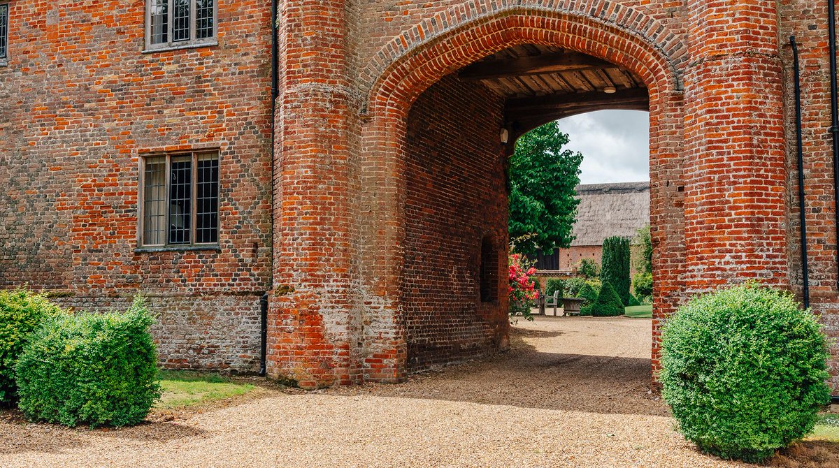Imagine arriving here for the week... Hales Hall luxury staycation's. Superb self-catering in an ideal setting. 
.
📸Jack Newman <a href="/plumguide/">Plum Guide</a>
.
#weddingvenue #staycation #countryescape  #luxury #worldsbesthomes #holidayuk #norfolk