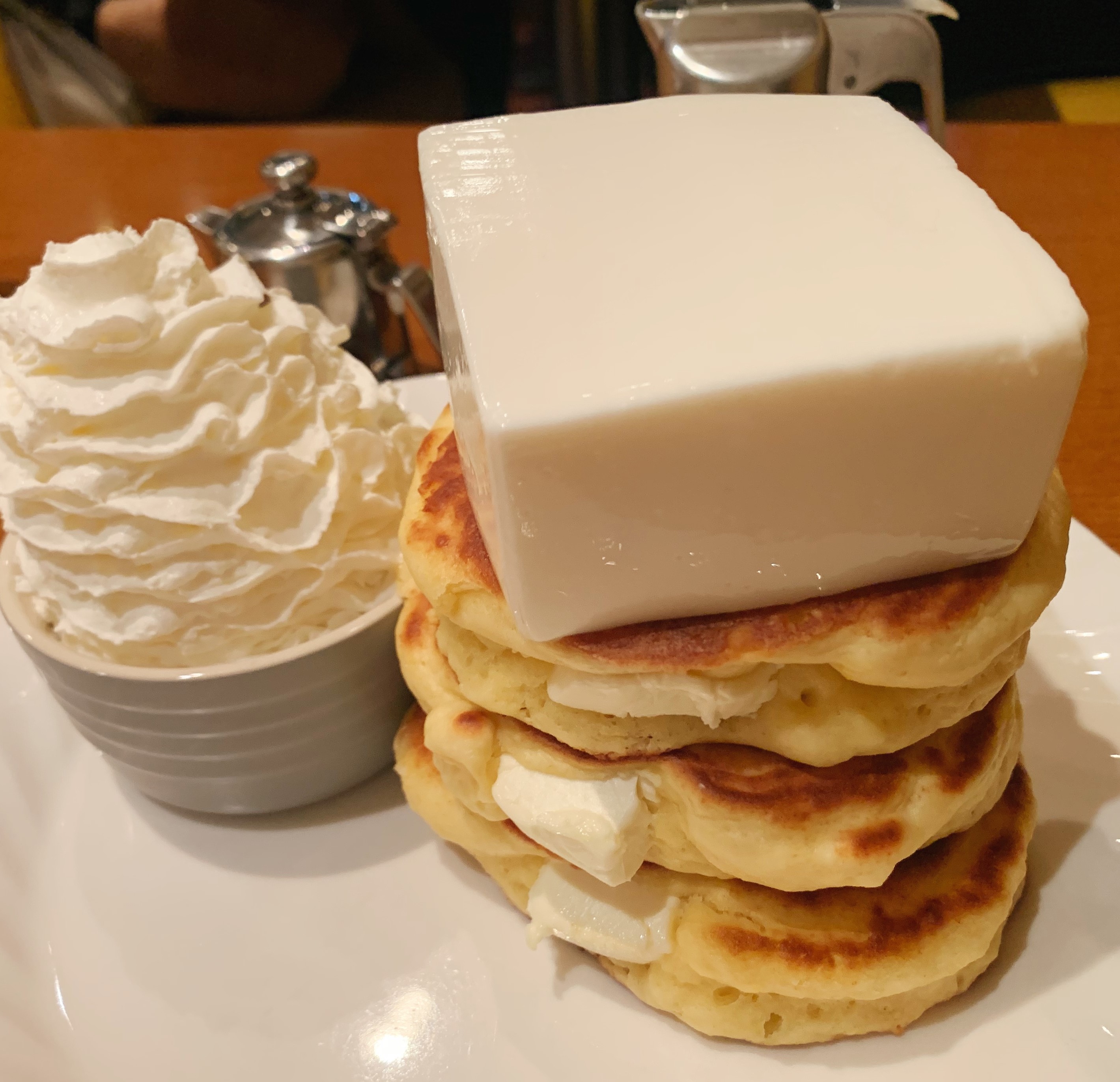 むにぐるめ 関東 Egg Moon Cafe 埼玉 上福岡駅から徒歩22分 巨大レアチーズを乗せた クリームチーズ パンケーキ を食べられるお店 生地にクリームチーズを入れて焼き上げていて しっとり食感を堪能できます チーズの酸味がマッチしていてパン