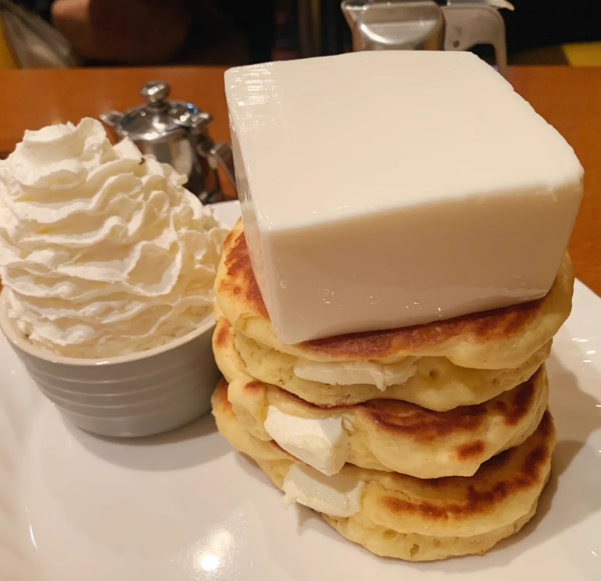 上に乗っている、これはお豆腐！？強烈なインパクトのパンケーキ！
