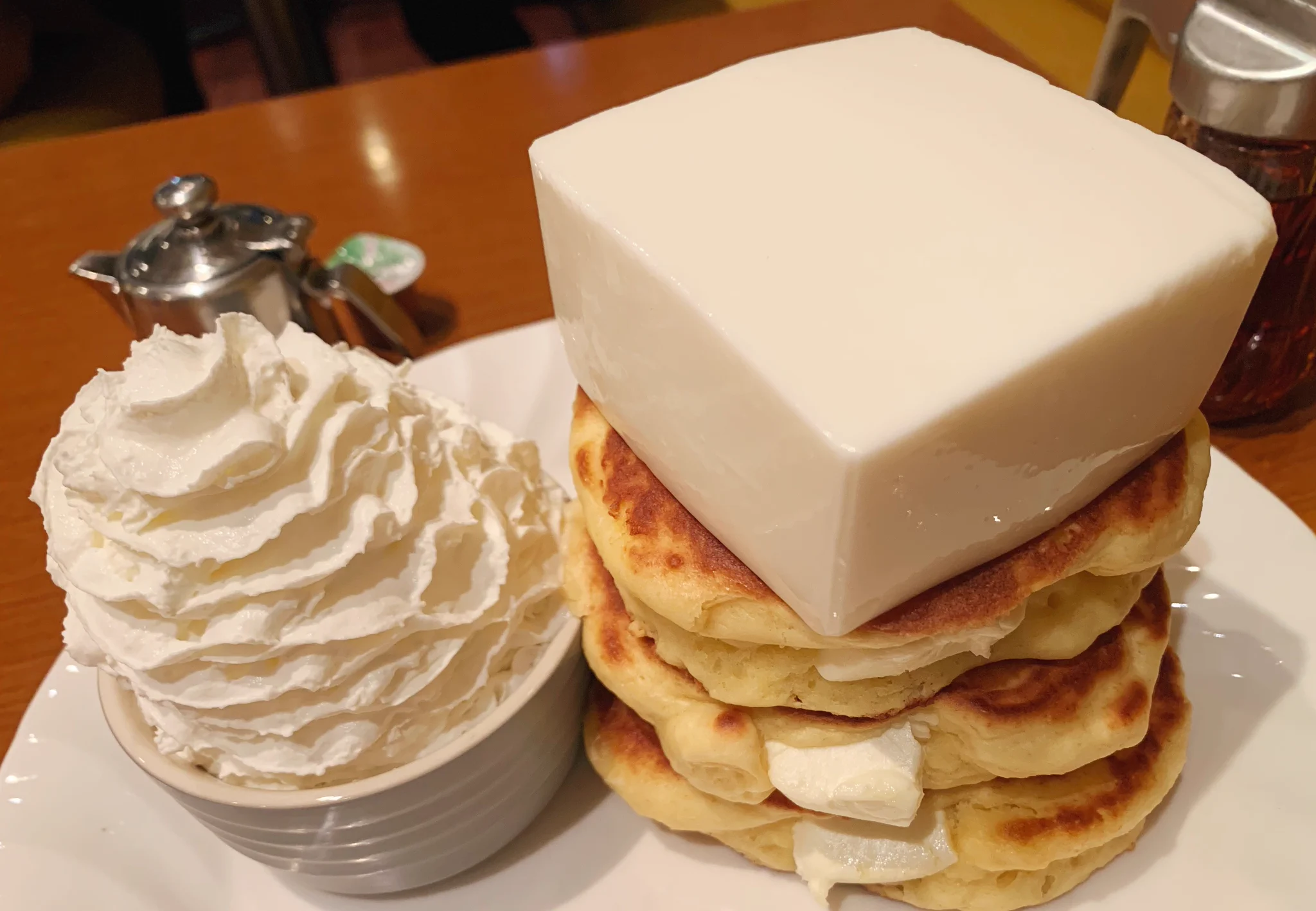 上に乗っている、これはお豆腐！？強烈なインパクトのパンケーキ！
