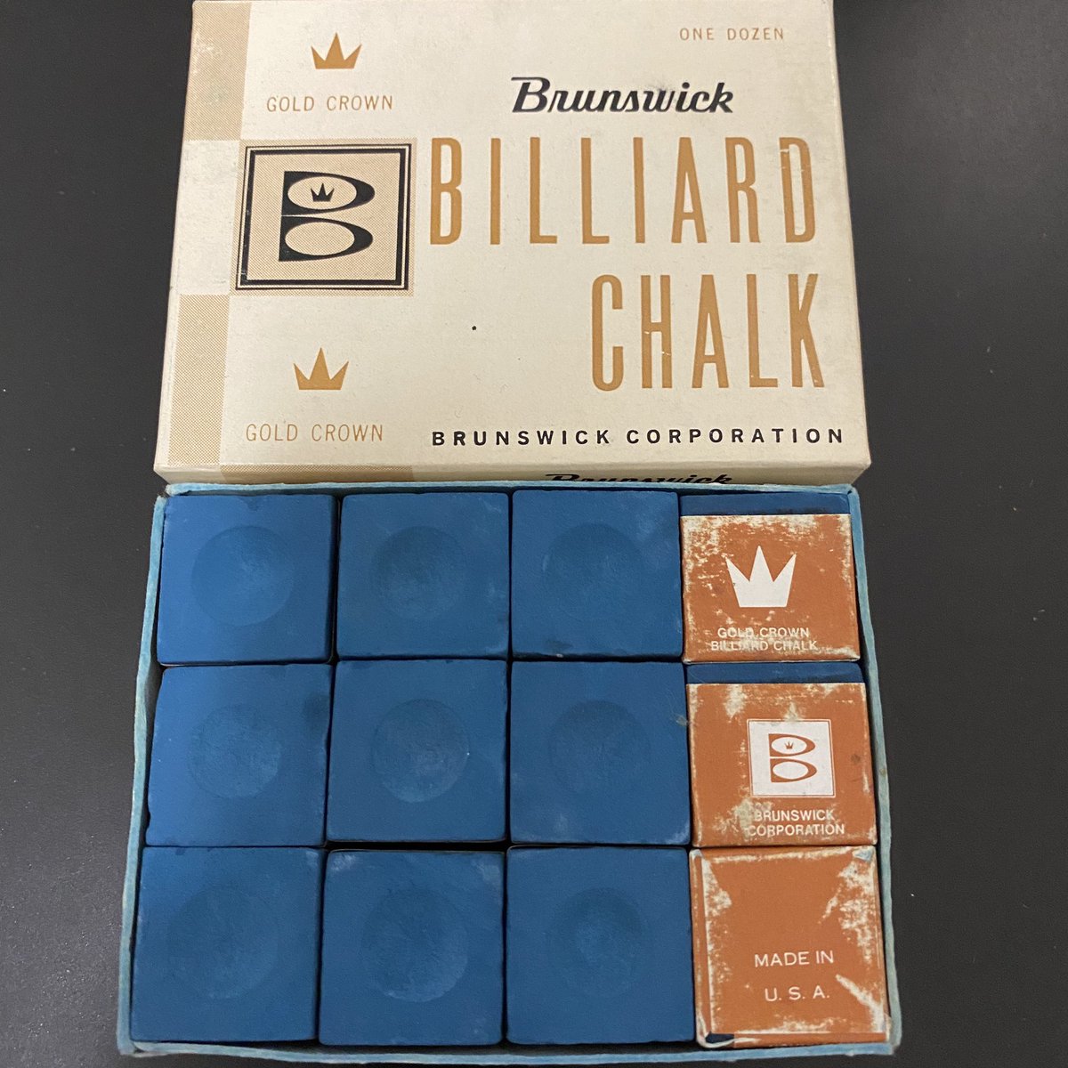 茶ブラ後期型。一昔前はまだキューショップなどで売ってましたが結構いい値段でしたね。
枠の線が最も細くフォントも細め。
チョーク自体の色も少しくすんだ色で同時期のマスターに近い色してます。まあ製造元は一緒なので当然と言えば当然ですね。
やはり発色は古いチョークに軍配が上がります。