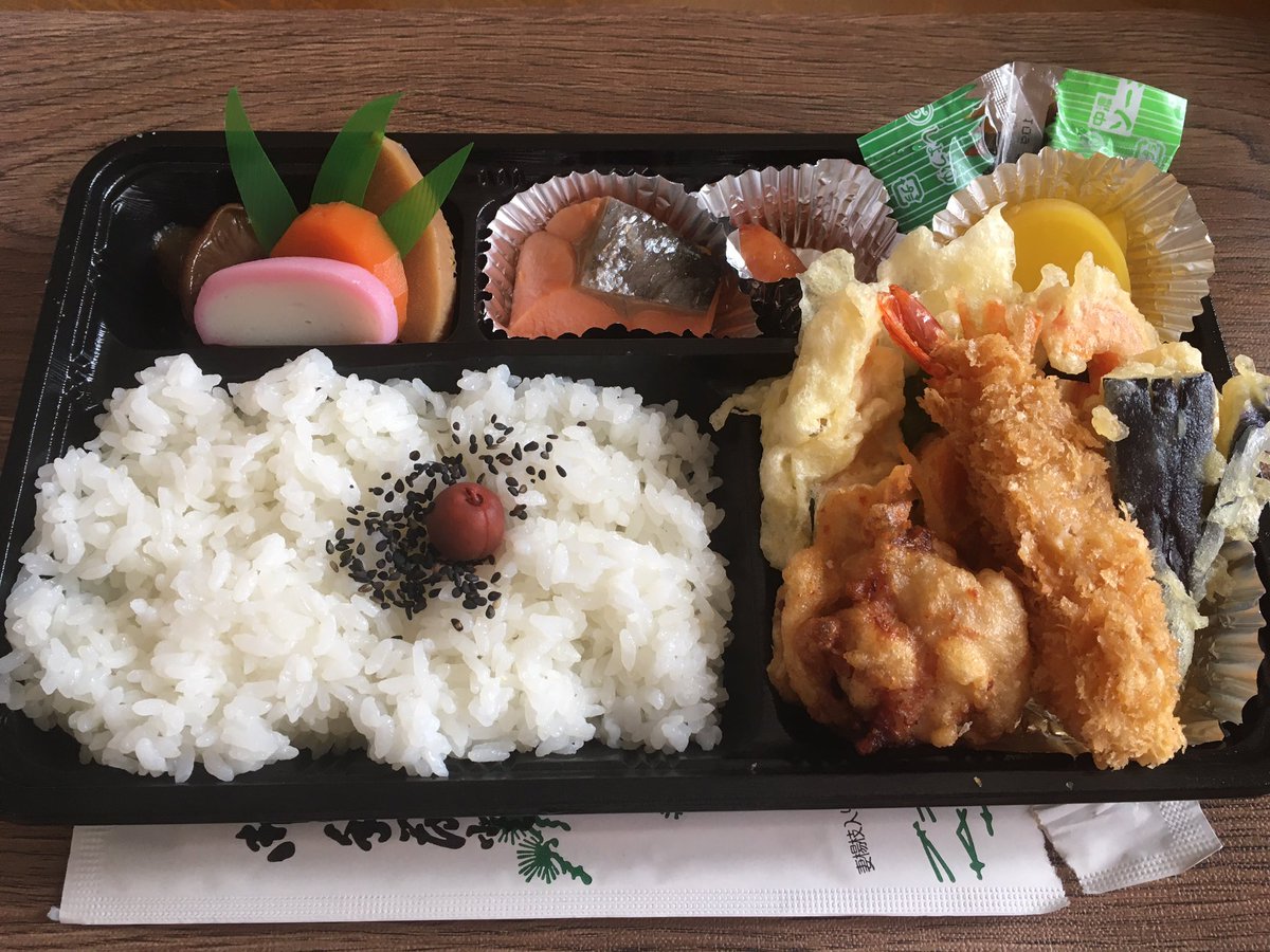 こま太 秋川弁当の宮川さんで 幕の内弁当 を テレワークの合間にテイクアウトです 有村架純さんの主演の中学聖 日記のロケのお弁当屋さんだったらしく 写真やらサインが沢山貼られてました お弁当はもちろん手作り おかずがいろいろあって