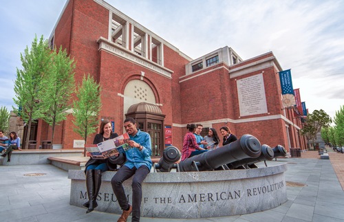 Frommers's tweet image. A dozen surprising facts you&apos;ll learn at #Philadelphia&apos;s @AmRevMuseum: bit.ly/2oyhTI3 #HowRevolutionary