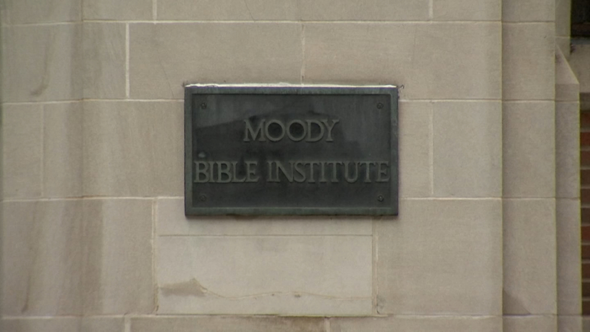 Former Student Claims Moody Bible Institute Put Her on ‘Warning Status' for Being Lesbian nbcchi.com/fudhvJL