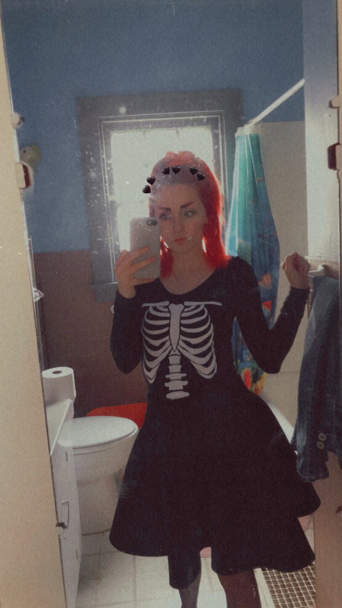 ANGCLICSLCM's tweet photo. [ 🎃 ]

my mental health
is down the drain
but i look cute while
it happens happy
#munday https://t.co/v9qDH6TsZQ