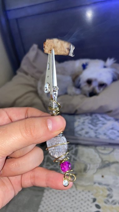 Don't mind my nails but look at this cute roach clip I bought yesterday https://t.co/iREKWSziT6