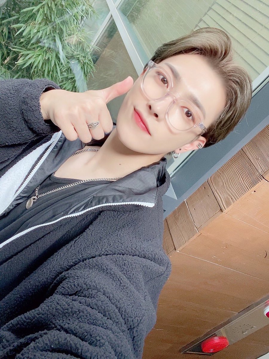 ATEEZofficial's tweet photo. [#홍중] 오늘도 좋은 하루 보내기👏👏👏
#ATEEZ #에이티즈 https://t.co/ghou2wzArk