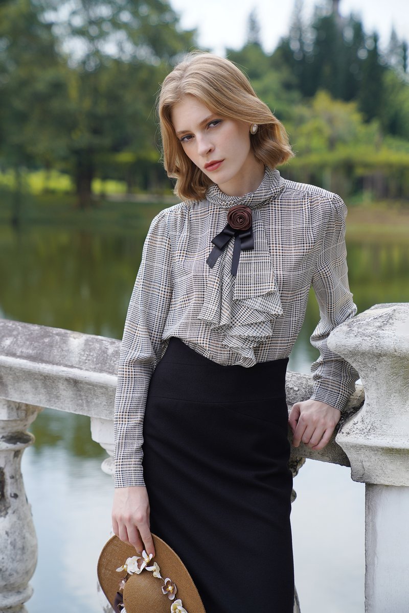 Manusmachina 千鳥格子縞のシルクブラウス T Co Jt8gzsnefh 英国淑女の気品を演出してくれる千鳥格子縞のシルクブラウス 襟元の薔薇の花びら装飾が華麗なる印象を与えてくれる 袖口に装飾されたハートのエナメルボタンが素敵 エレガントな女性に