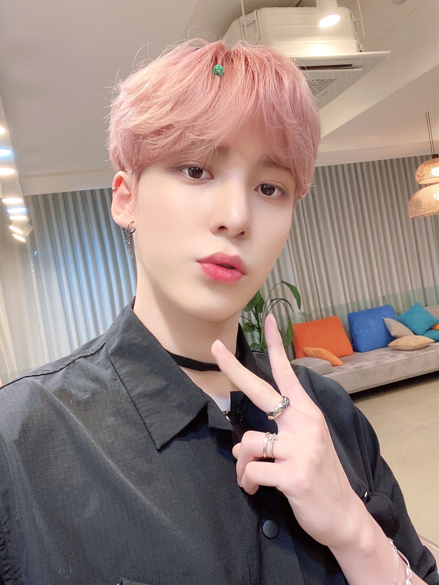 ATEEZofficial's tweet photo. [#윤호] 지금은 없어진 나의 핑크머리...ㅜㅠ 😂
#ATEEZ #에이티즈 https://t.co/yEmd2f1Cjy