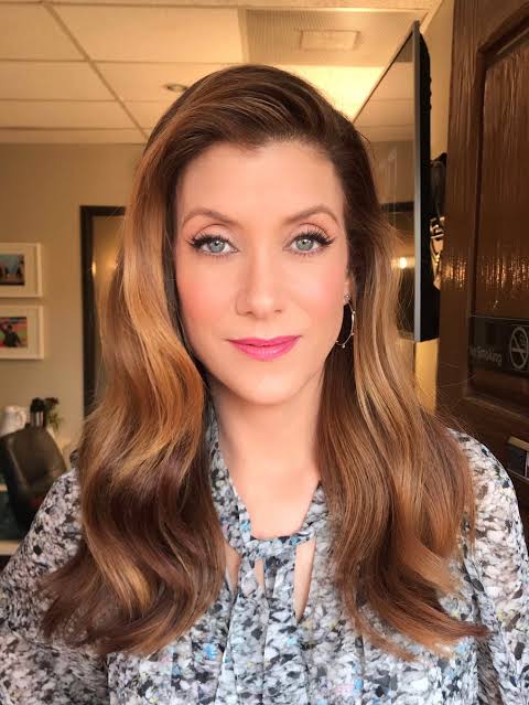 Hj é o aniversário da minha namorada vulgo kate walsh

happy bday i love u 