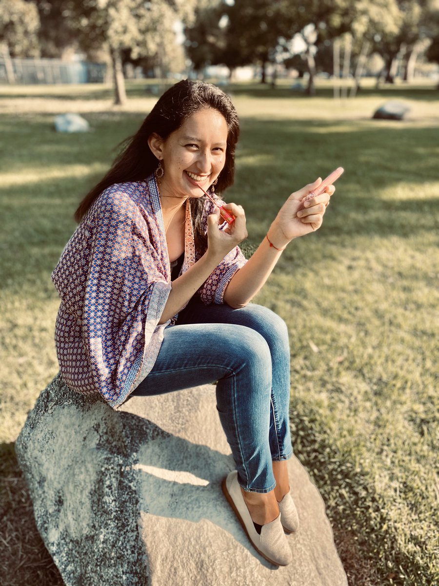 JacquelineRM__'s tweet image. When you hear your crush coming so you reapply your lipgloss 
👁👄👁... 
📸: @kimberlyyyphoto 
💄: NENA  @vivecosmetics 
🌺✨🌹✨🌺
#vivecosmetics #nena #maskproof #matte #beautyconcultura #latinabrand #veganbeauty #latinaowned #crueltyfreebeauty #indiebeauty #falllipstick