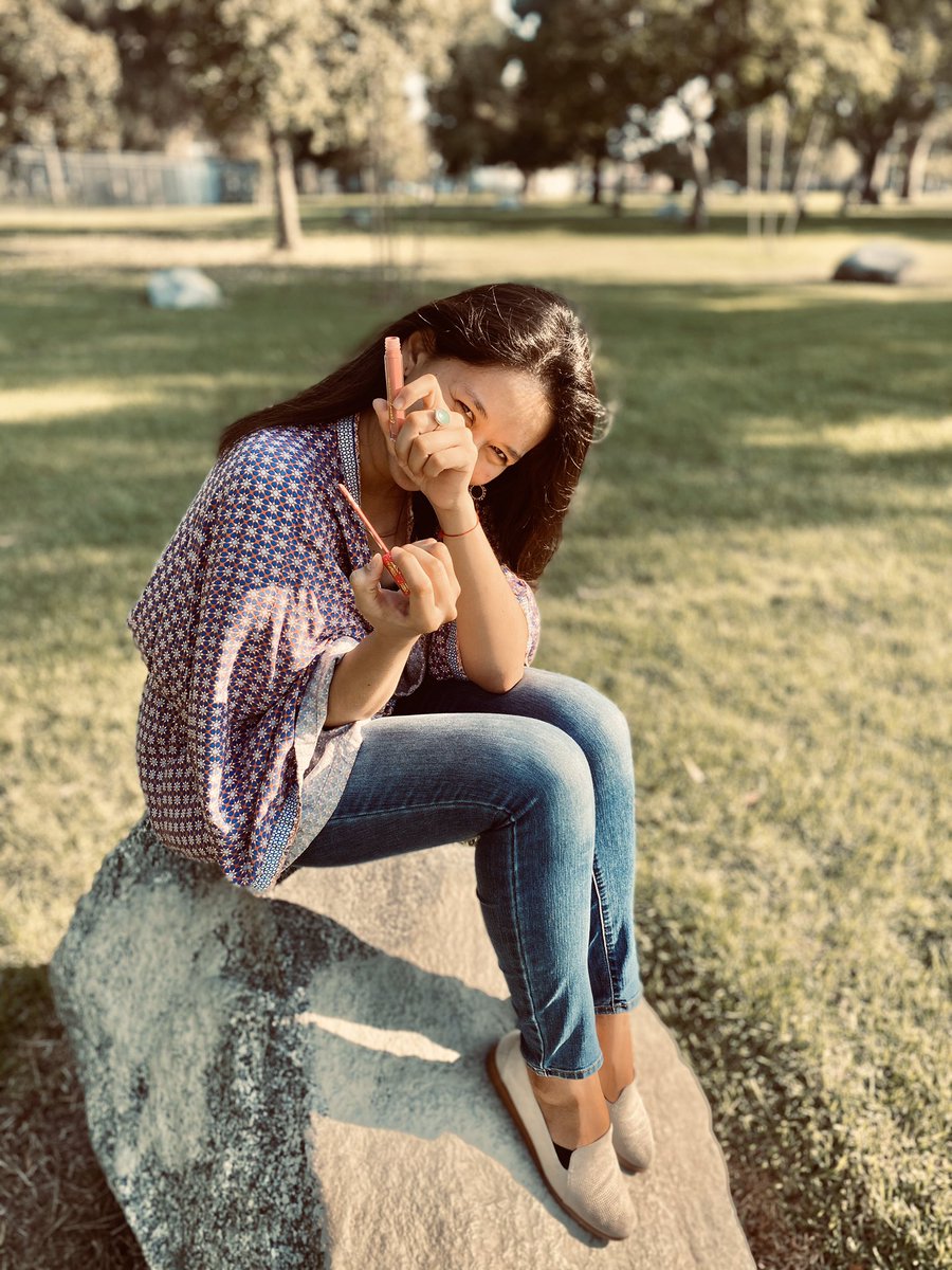 JacquelineRM__'s tweet image. When you hear your crush coming so you reapply your lipgloss 
👁👄👁... 
📸: @kimberlyyyphoto 
💄: NENA  @vivecosmetics 
🌺✨🌹✨🌺
#vivecosmetics #nena #maskproof #matte #beautyconcultura #latinabrand #veganbeauty #latinaowned #crueltyfreebeauty #indiebeauty #falllipstick