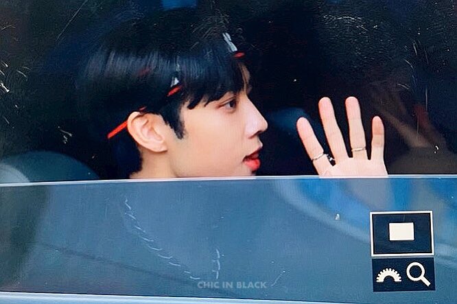 CHIC IN BLACK tweet media
